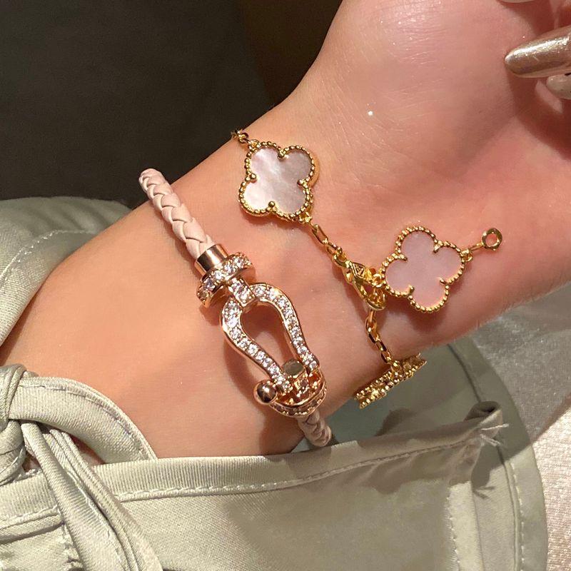 

[Босс Джо Джой] Браслет с застежкой Vachette Год Животного Красный Ремешок-переноска Плетеный Браслет Полностью Бриллиантовый Доступная Роскошь Продвинутая Текстура Powder Fritillaria Four-leaf Grass Bracelet