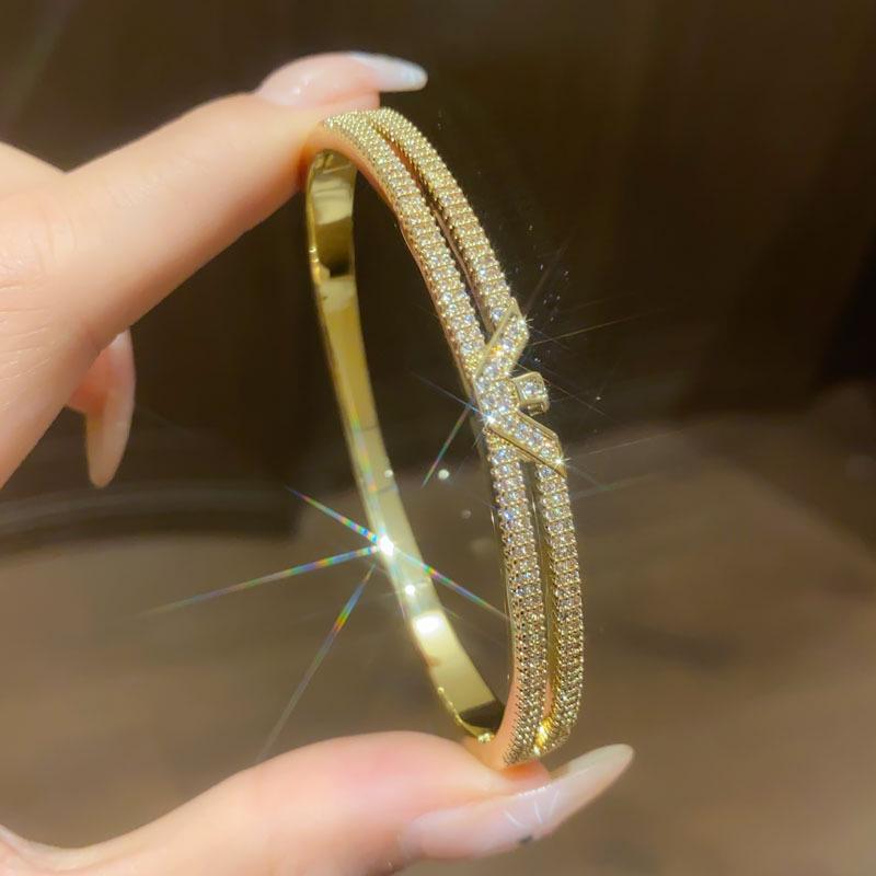 Trendy Geometric Clasp Bracelet with Japanese and Korean Cubic Zirconia - Retro Cool Style, Light Luxury Hand Chain Jewelry.