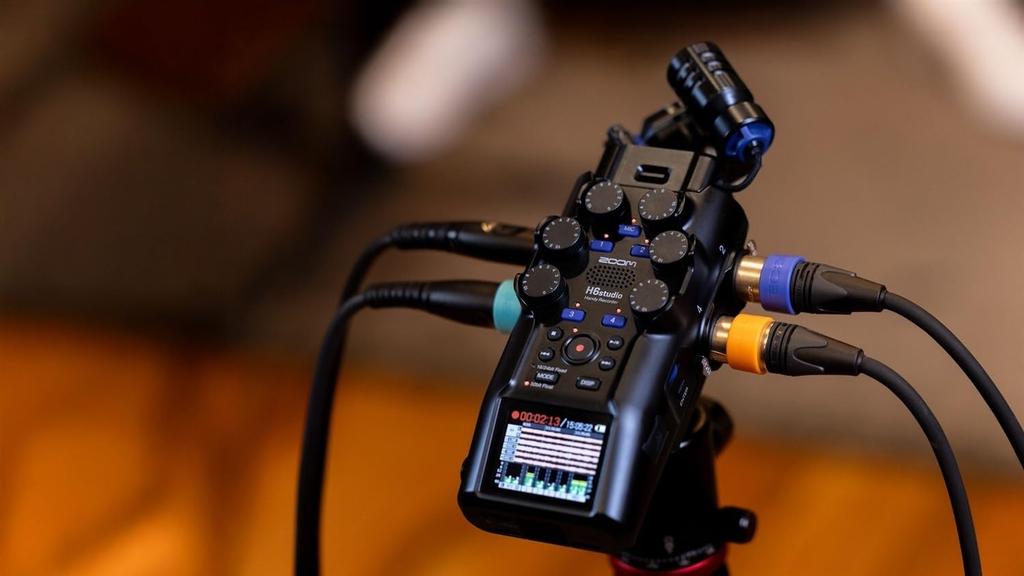 ZOOM H6 Studio Handy Recorder: 32-bit float recording, 16/24-bit switchable, interchangeable microphone capsules, up to 6 inputs, 8 tracks. Ideal for