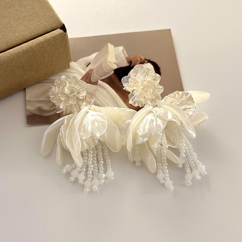 Trendige Französische Retro Weiße Blume Perle Quaste Ohrstecker