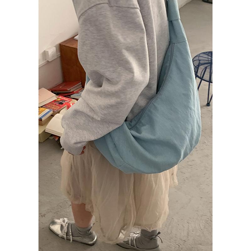 

Korean version of casual denim underarm bag women s 2025 new fashion dumpling bag simple large capacity messenger bag светло-синий