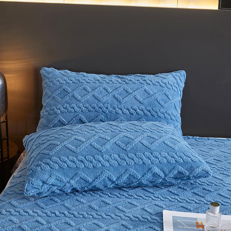 Taffeta Bed Skirt (three-piece Set) Plush and Thick Solid Color Bedspread Baby Velvet Milk Velvet Sheets Mattress Cover Pillowcase