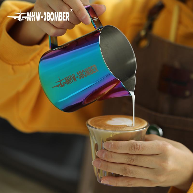 MHW-3BOMBER Nerezová konvička na pěnění mléka 500/600ml Cappuccino Latte Art Džbánek na pěnění mléka Elegantní příslušenství pro domácího baristu