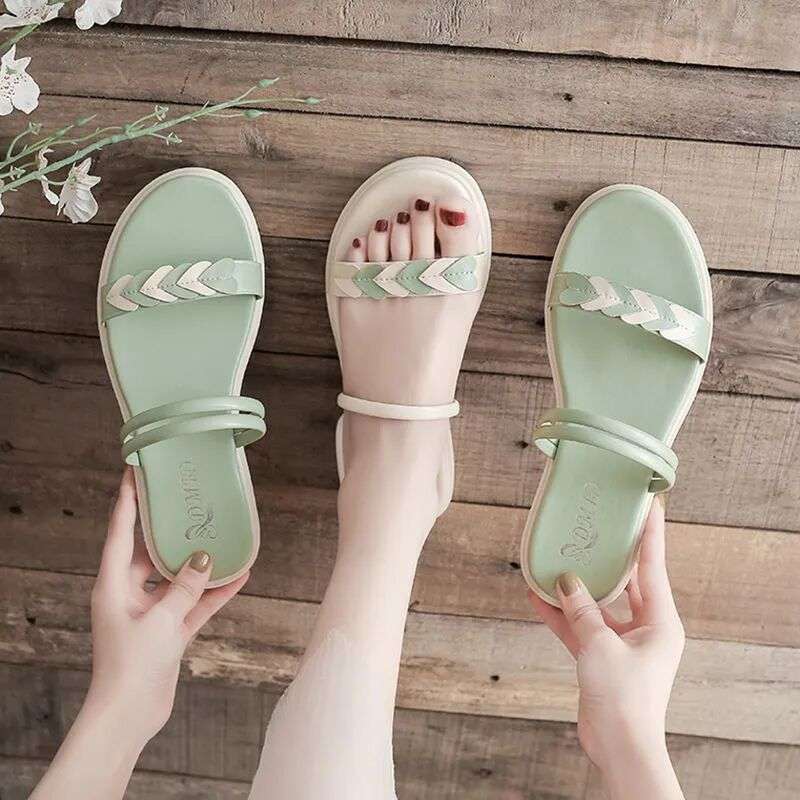 Sandals Women's 2025 New Female Summer Student Flat-bottomed Versatile Two Wear Cool Slippers Small Fresh Beach Shoes
