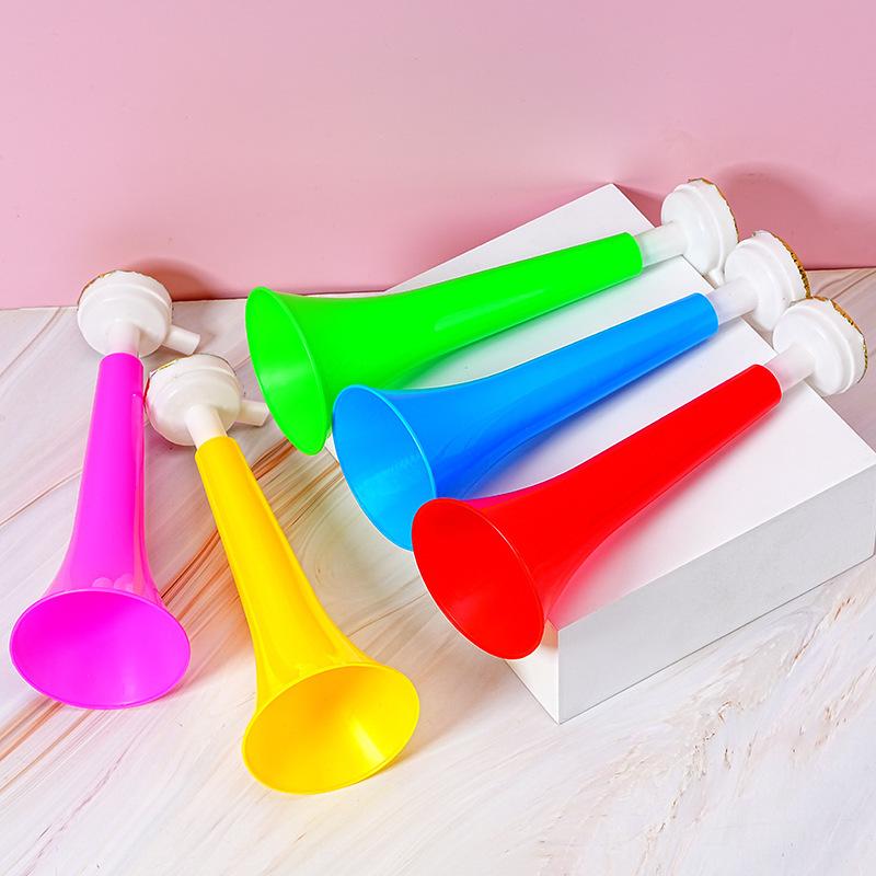 En stor högtalare sport hejarklackshorn leksak för VM-fotbollsfans att heja med