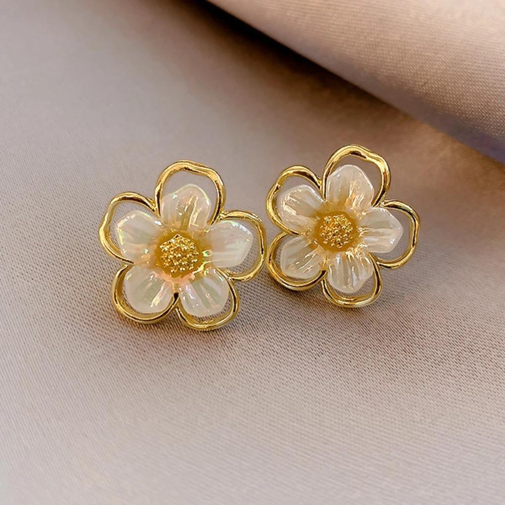 Small White Flower Earrings for Women Party Golden Acrylic Plant Floral Stud Earrings Wedding Party Elegant Jewelry