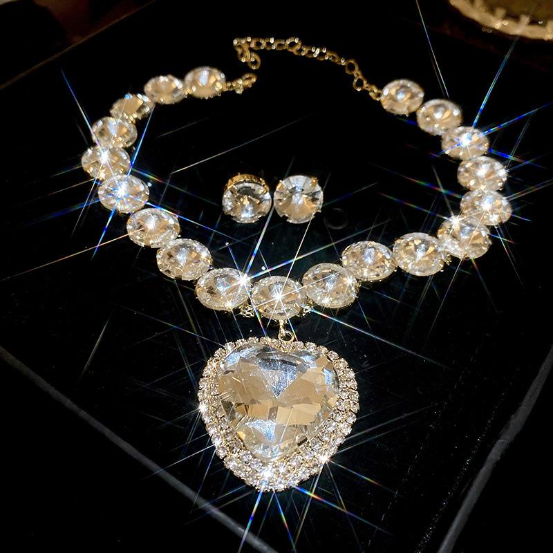 Geometric splicing with diamond heart necklace and earring set, exaggerated design from Europe and America, collarbone chain