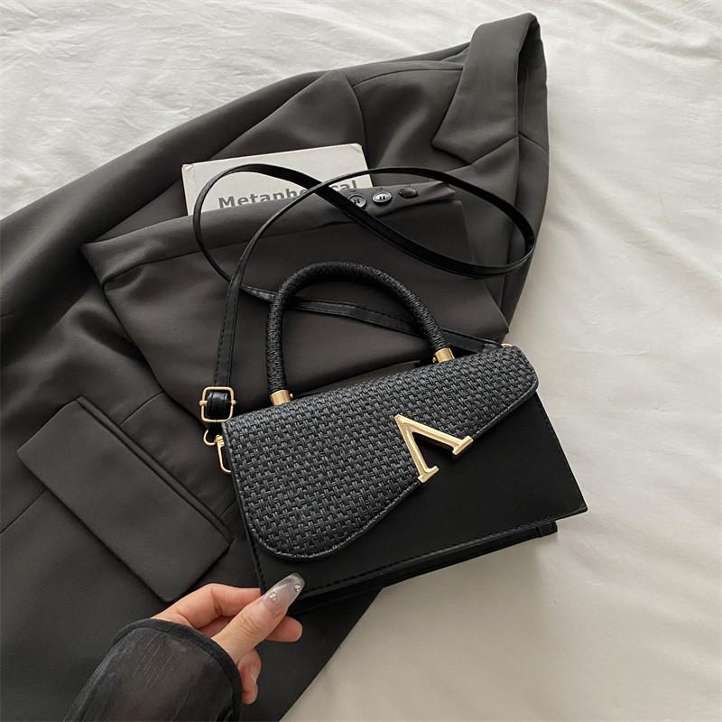 

Shoulder Fashion Crossbody Bag With V Letter Decoration For Womens Use Daily Black