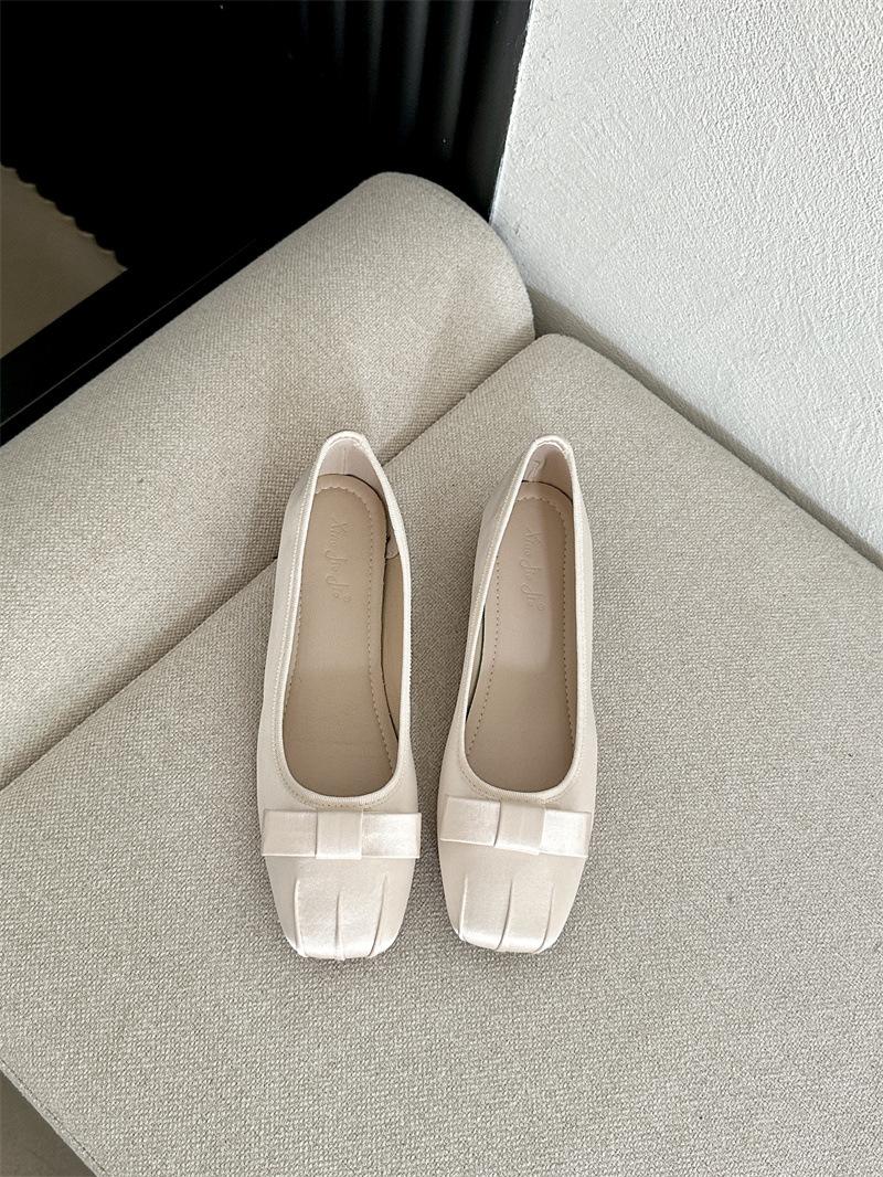 

Неглубокие туфли-лодочки, новые осенние женские туфли на одном педале для бабушки, туфли Doudou на плоской подошве с юбкой и плоским каблуком 39 покинуть белый