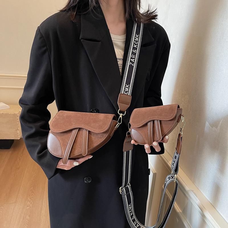 

Матовая бархатная сумка-седло осень и зима новая на плечо через плечо маленький рюкзак 2025 новая персонализированная женская сумка Small 14 * 6 * 12 коричневый