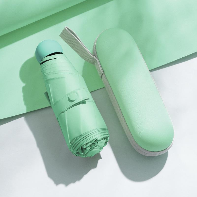 50% avslag: Kompakt Svart Plast Mini Paraply for UV-beskyttelse - Dobbeltbruk for Sol og Regn