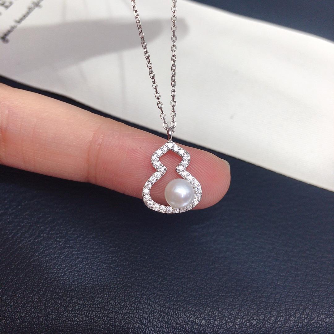 

Freshwater Pearl Gourd Pendant Necklace, S925 Sterling Silver Clavicle Chain for Women, Symbolizing Good Luck and Prosperity. білий