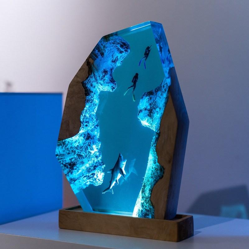 Customized Items Resin Table Light Shark Attack Diver LED Night Light Creative Artistic Room Decoration Lamp USB Charge