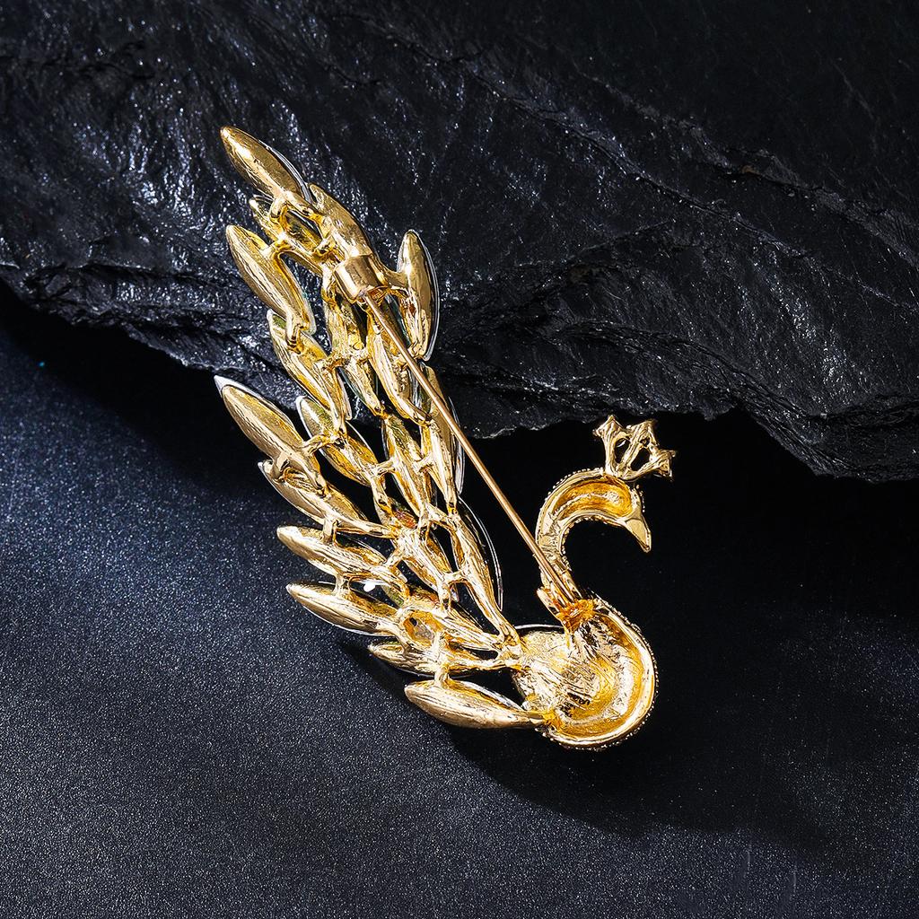 Light Luxury Elegant Gradual Change Crystal Peacock Brooch High-end Fashion Exquisite Pin Women Elegant Atmosphere Corsage Accessories