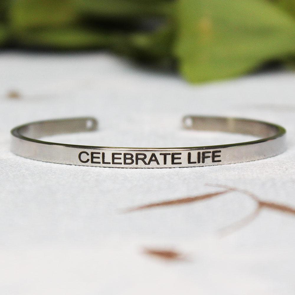 4mm inspirierendes Armband Zitat Mantra Schnitzerei Armreif für Frauen Edelstahl Manschettenschmuck