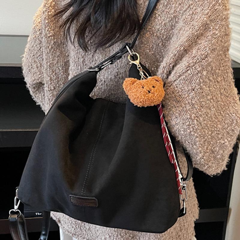 Retro shoulder bag, soft leather large-capacity bucket bag, women's 2025 new autumn model, simple casual commuter backpack.