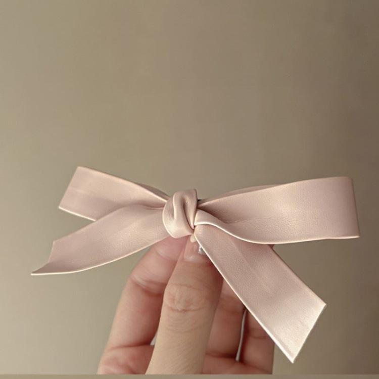 

Заколка для волос из кремовой кожи с бантом — шикарный и стильный, высококачественный нишевый дизайн для простых челок