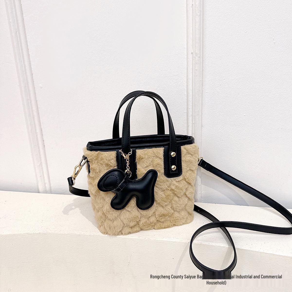

2025 Niche Fashion Furry Small Tote Bag - Versatile Crossbody & Commute-Ready Handbag with High-Quality Texture чорний