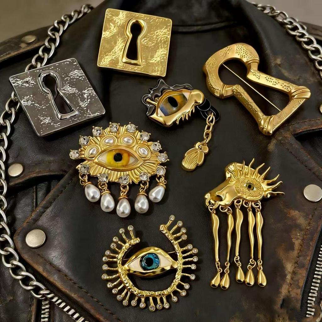 British Style Metal Eyeglasses Brooch - Unisex Retro Woolen Coat Accessory for Women