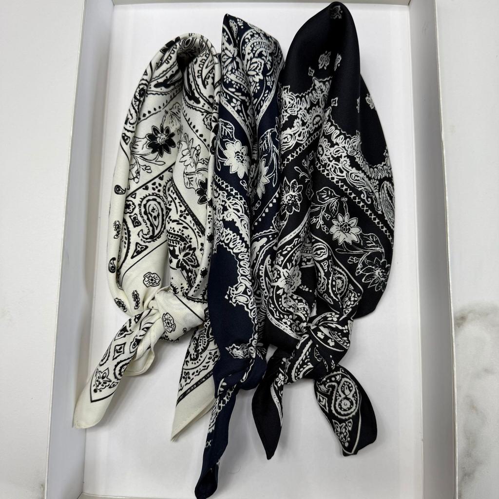 Neuer vielseitiger farblich abgesetzter Kaschmirblumen-Kleiner quadratischer Schal High-End Frühlings- und Sommer-Dünnstil-Schal Koreanische Version des Schals Damenschal