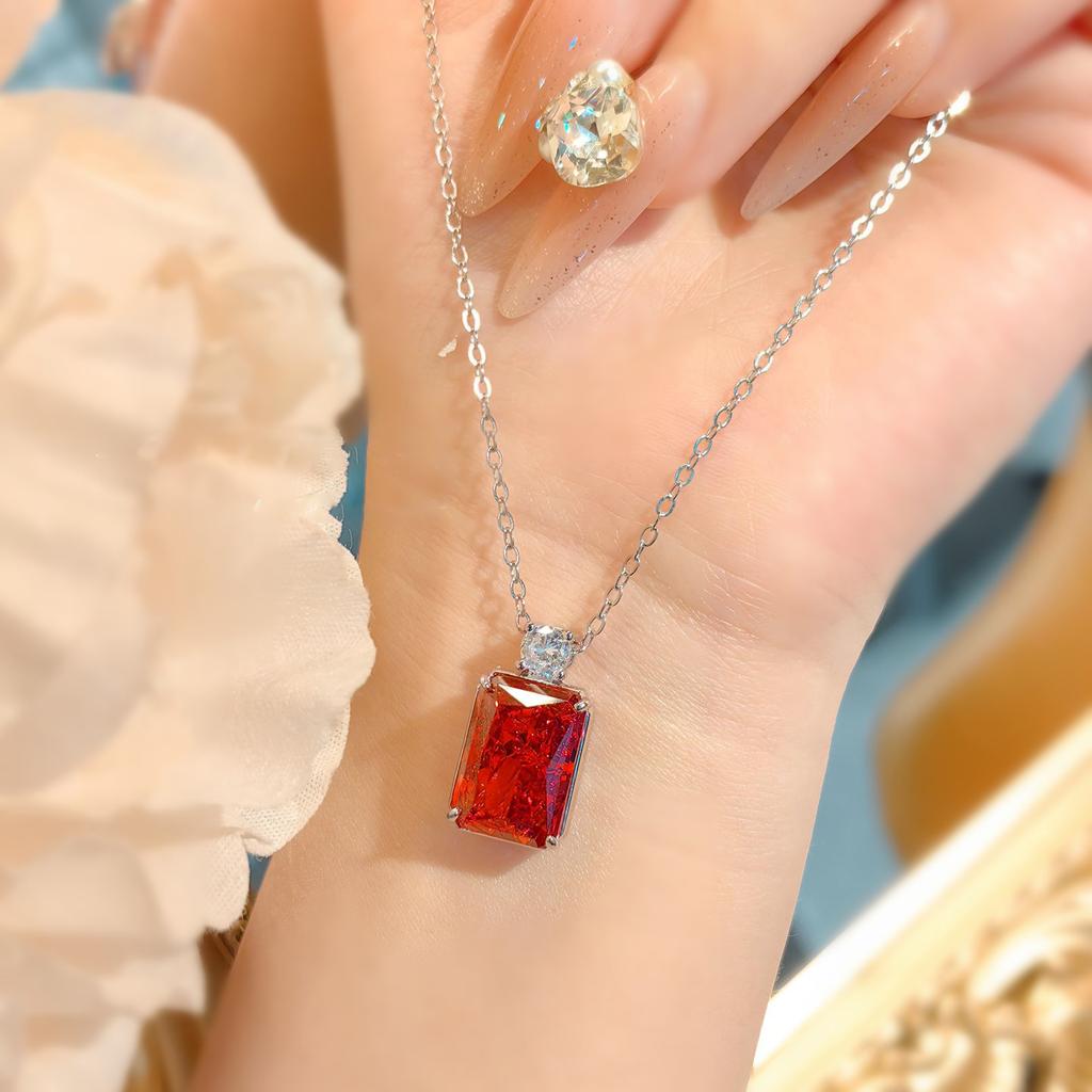 Temperament Seiko Quadratisches Ring-Set Premium Parfümflasche Hochkarätiger Diamant Eisblumenschliff Halskette Ohrringe Damen