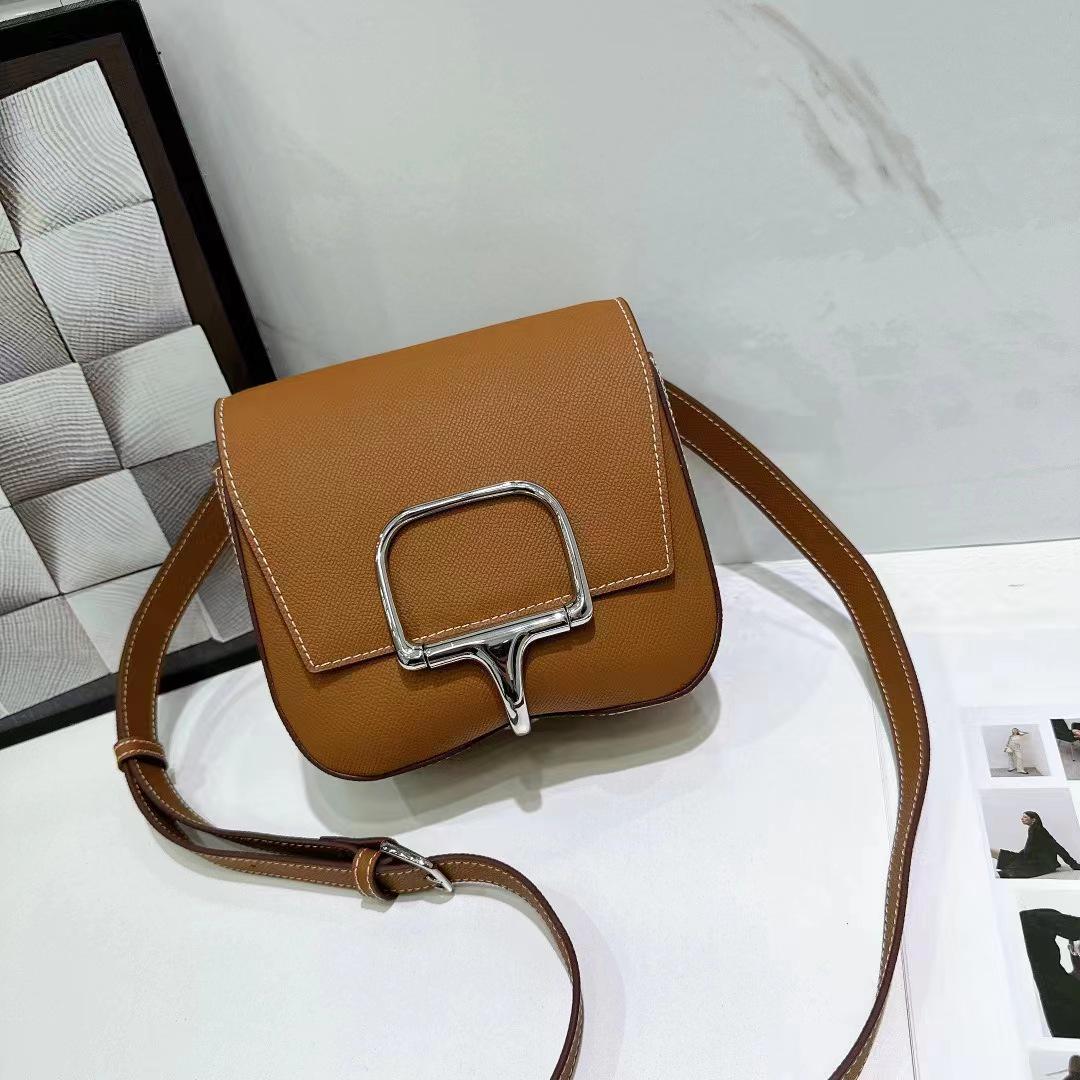 

Сумка-мессенджер Della 2024 из коровьей кожи с тиснением в виде пальм и серебряной пряжкой 18*3*12cm