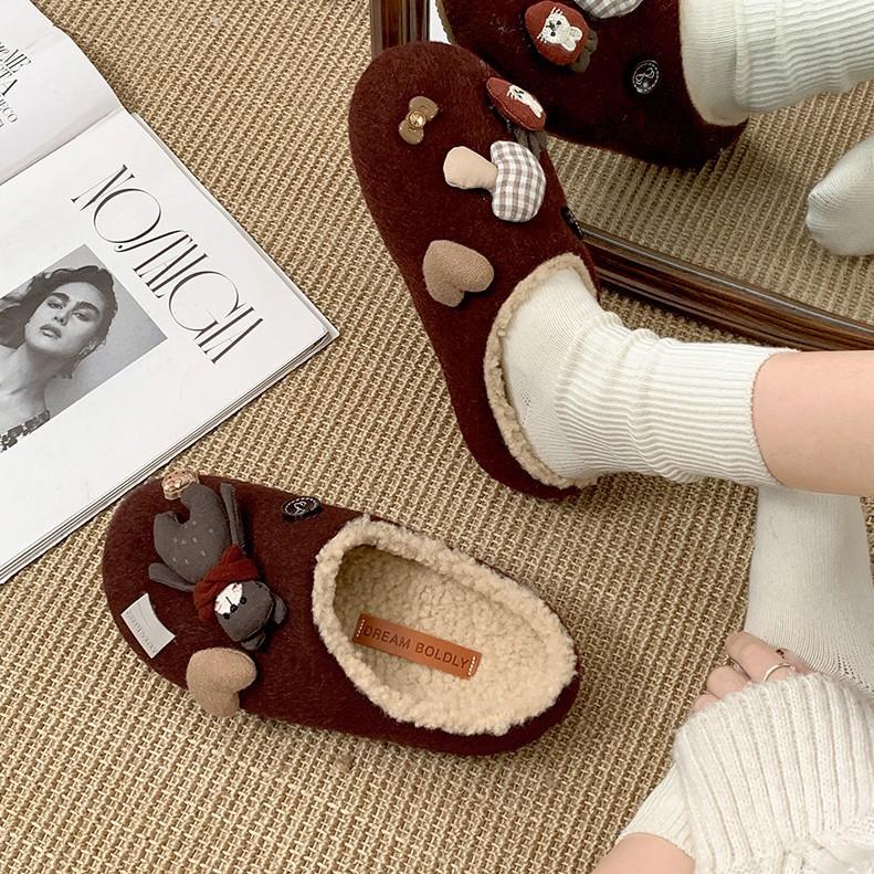 Cute and lightweight flat-bottomed fluffy slippers for women to wear in winter, plush and warm Birkenstock bag head mop