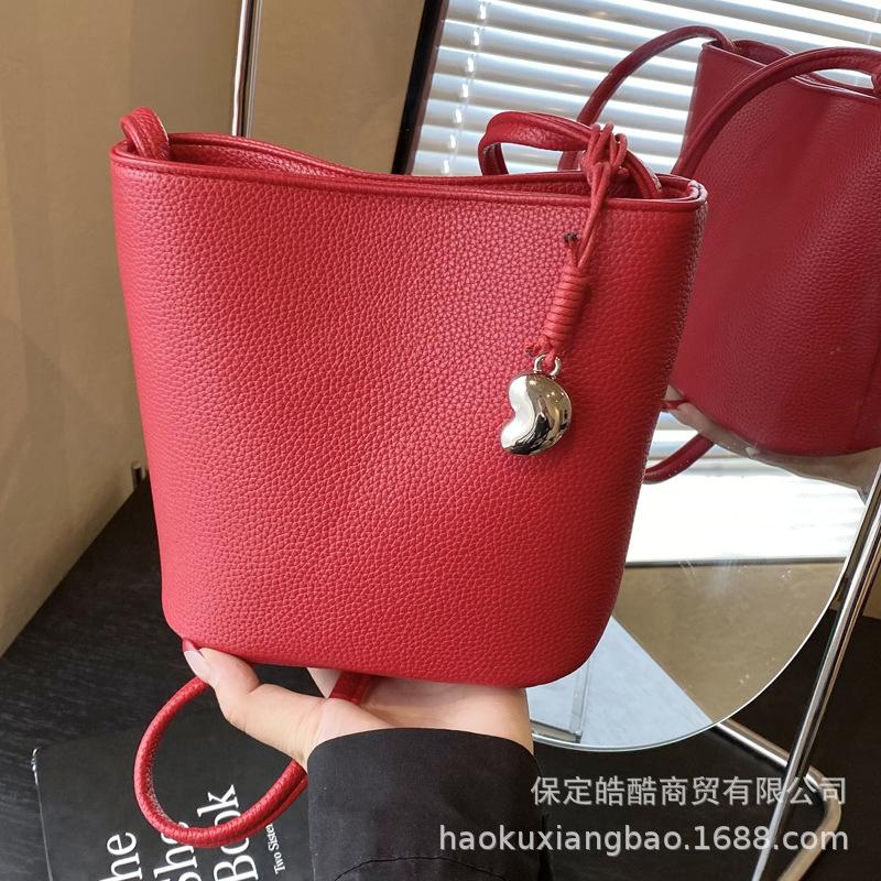 Personalized fashion trend bucket bag 2025 new exquisite niche simple temperament shoulder bag summer messenger bag