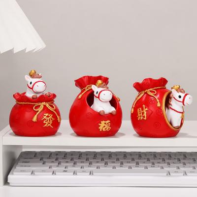 2026 Chinesisches Neujahr Tierkreiszeichen Pferd Figur Harzpferd in Roter Glückstasche Feng Shui Schreibtischornament für Zuhause Büro Frühlingsfest Dekoration