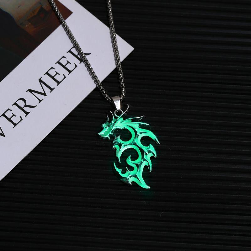 Collier Dragon Flamme Lumineuse Personnalité Punk Lumineux Pendentif Lumineux Brille dans le Noir Chaîne de Pull Collier Lumineux Bijoux Hiphop