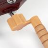 Strumento portatile per il cambio corde con avvolgicorda di precisione e impugnatura ergonomica, presente per gli appassionati di manutenzione della chitarra
