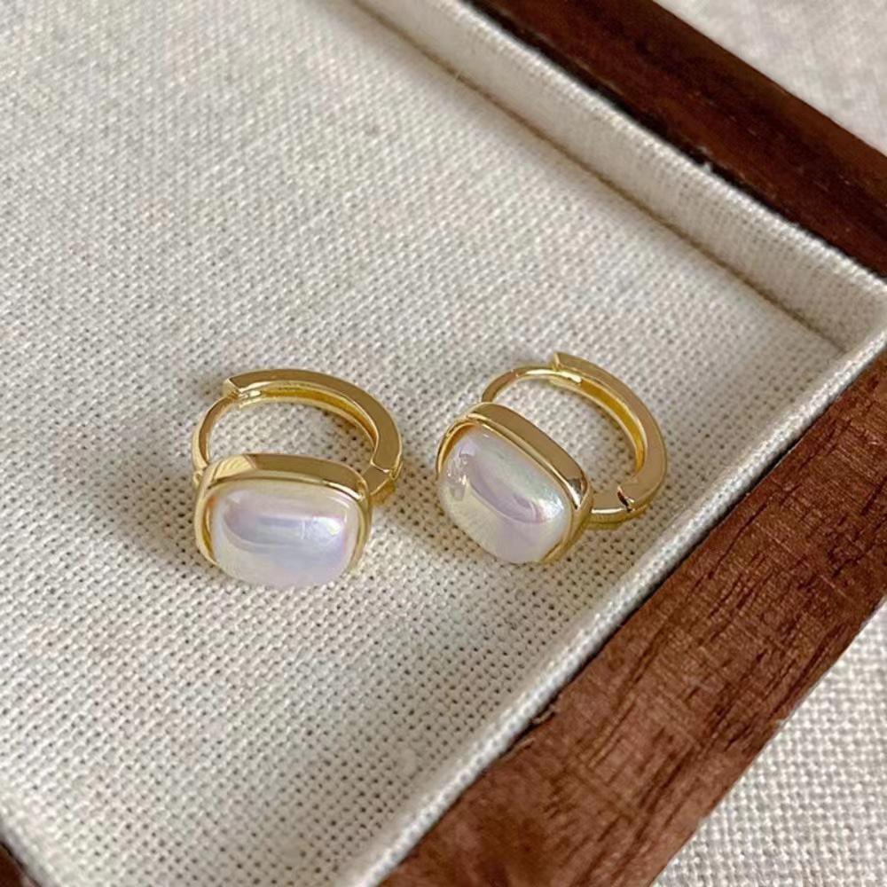 French Retro Pearl Earrings: Elegant, Versatile Fashion for Women. Luxurious, Simple, Niche Design.