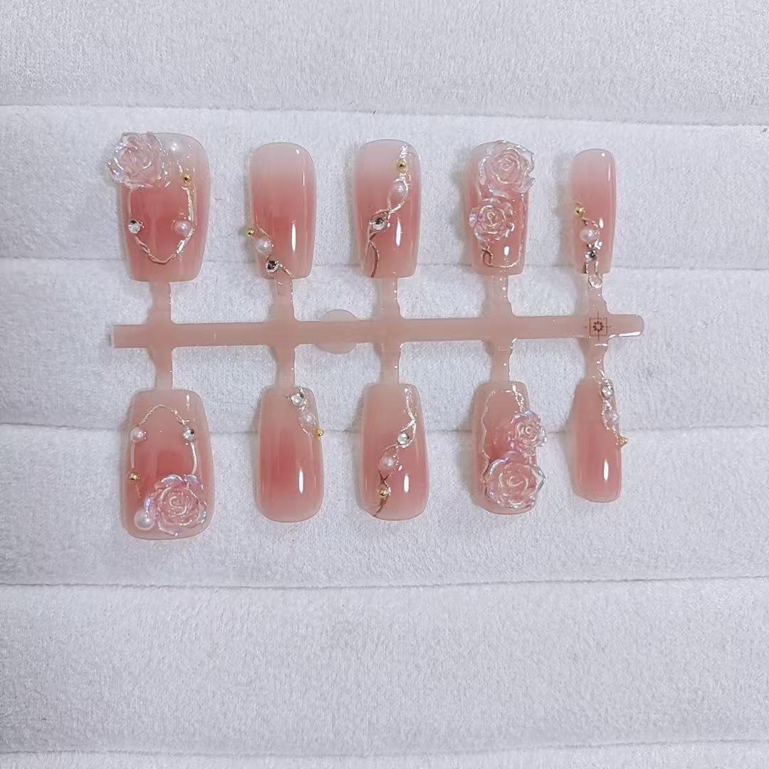 

Короткий набор ногтей «Камелия румяна» - 10 штук, дизайн с золотой линией