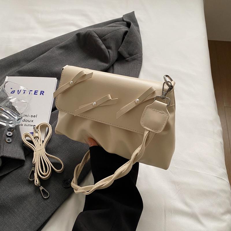 

2025 лето новый трендовый корейская версия мода простой багет женская на плечо подмышку сумка через плечо облако складка сумка