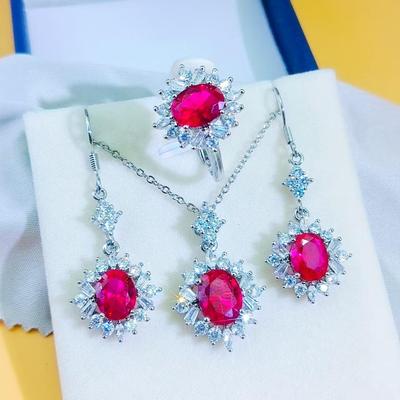 Set di gioielli di lusso con rubini rosso sangue di piccione: Anello, Orecchini & Collana