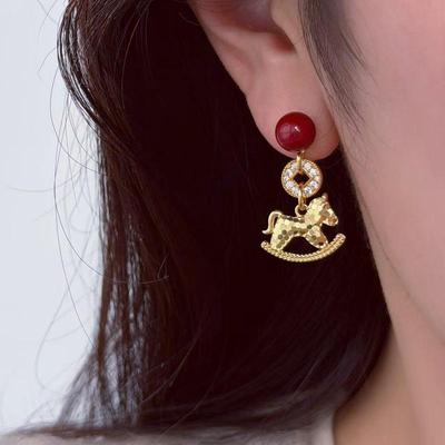 Rote kleine Pferde-Kupfermünz-Ohrstecker - Luxuriöse Feiertags-Stecker für Damen