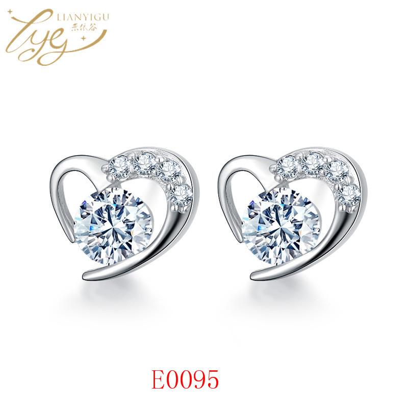 2026 New Korean Version Design Women's Zircon Light Luxury High-end Niche Earrings Temperament Four-leaf Clover Sweet and Cool Stud Earrings Jewelry