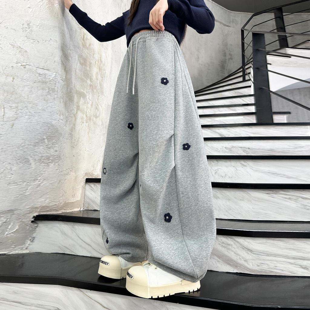 Stylowe spodnie dresowe dla dziewcząt na jesień 2025 z haftowanymi kwiatami