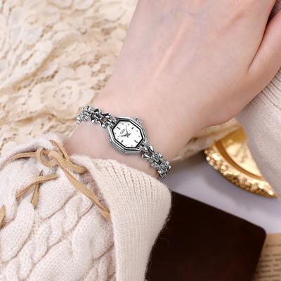 Kleines Exquisites Leichter Luxus Retro Armbanduhr Nische High-End Gefühl Achteck Damen Quarz Uhr Zinklegierung