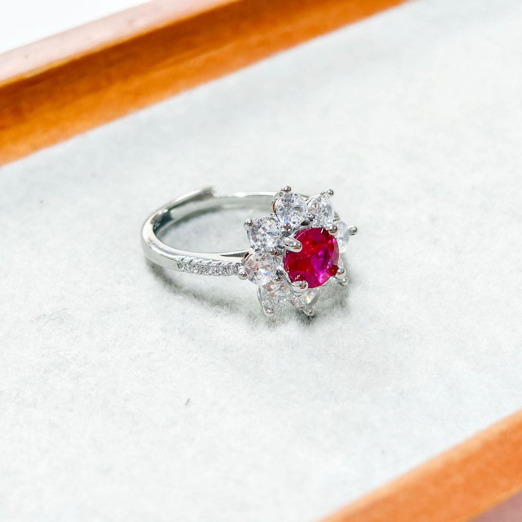 Gesi En Starry Radiance Retro Set: Petal-Inlaid Red Zircon Earrings, Ring & Pendant.