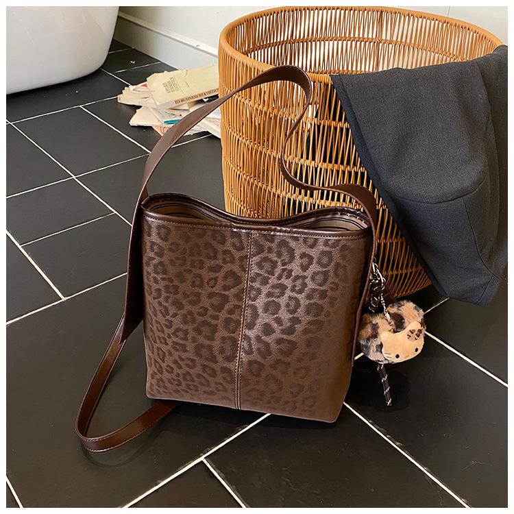 

Повседневная ретро матовая сумка женская 2025 новая подвеска универсальная сумка-тоут модная плечевая сумка-ведро под мышку