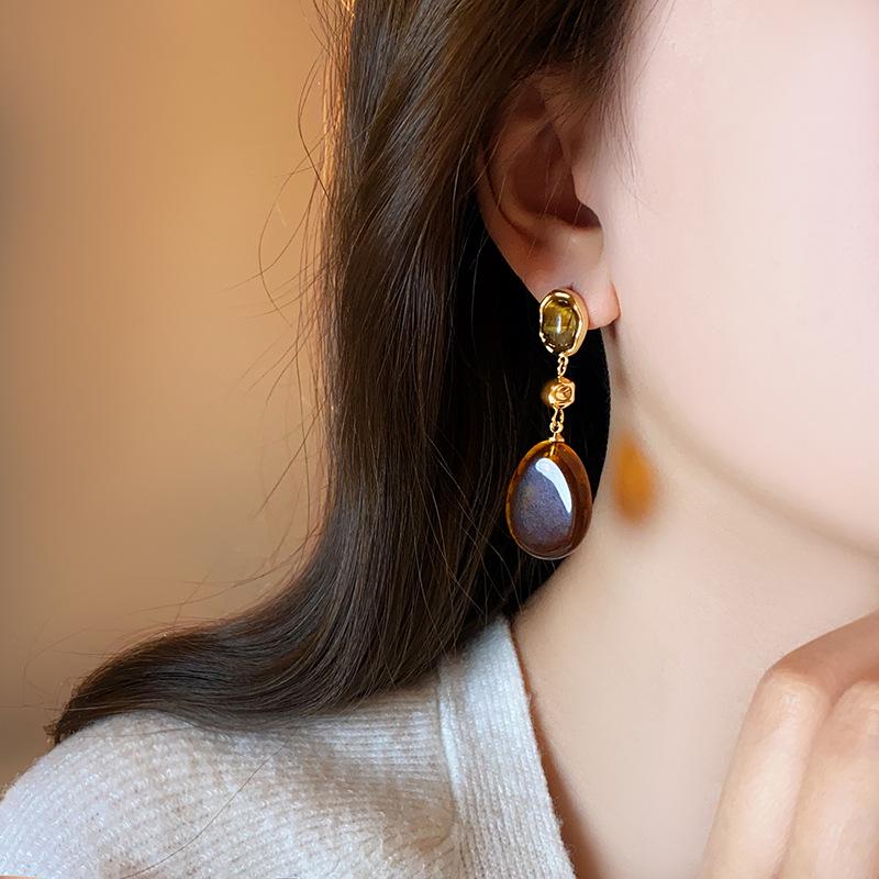 Retro Silver Resin Water Drop Pendant Earrings: Versatile, Light Luxury Studs with a High-End, Sophisticated Appeal.