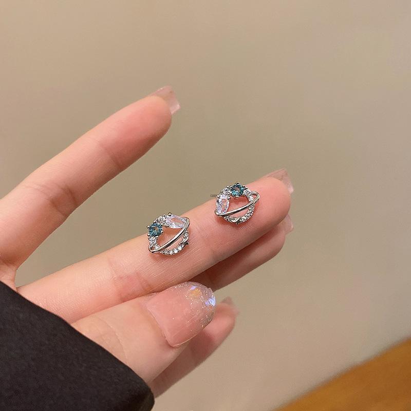 BLINGBAY New Women's Earrings Retro Women's Light Luxury High-End Niche Earrings Sweet Temperament Ear Accessories Modern Jewelry Gifts