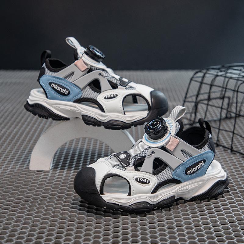2025 Sommer neue Kindersandalen weiche Sohle atmungsaktiv rutschfest verschleißfest Strandschuhe drehbare Knopfschuhe ab einem Stück