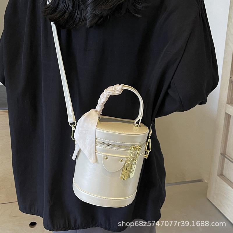 Retro small bag women's spring 2025 new hand-held cylinder bag fashionable foreign style versatile texture crossbody bag