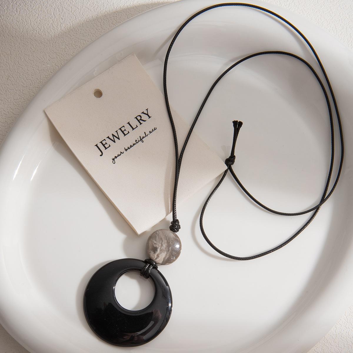 Retro Black Round Resin Pendant Hollow Necklace, Autumn And Winter Light Luxury High-End Sense Ethnic Style Fashion Sweater Chain