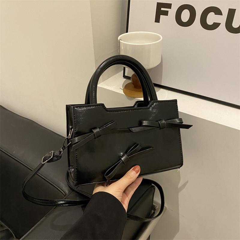 Trendy Commuter Handbag With Street-style Vibes And Chic Elements