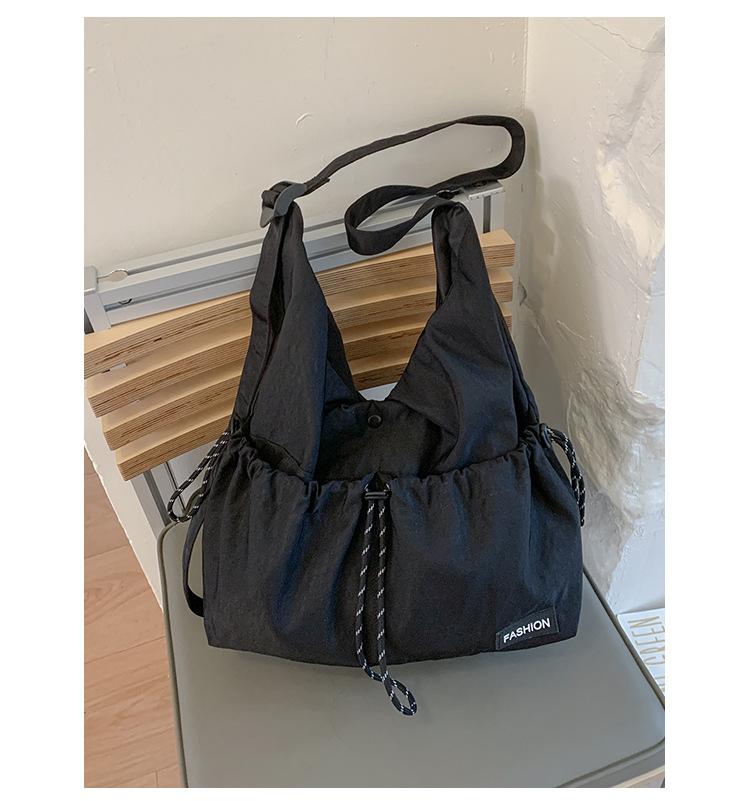 

Casual large-capacity tote bag women s 2025 new simple and lightweight shoulder bag Korean version commuter drawstring messenger bag чёрный