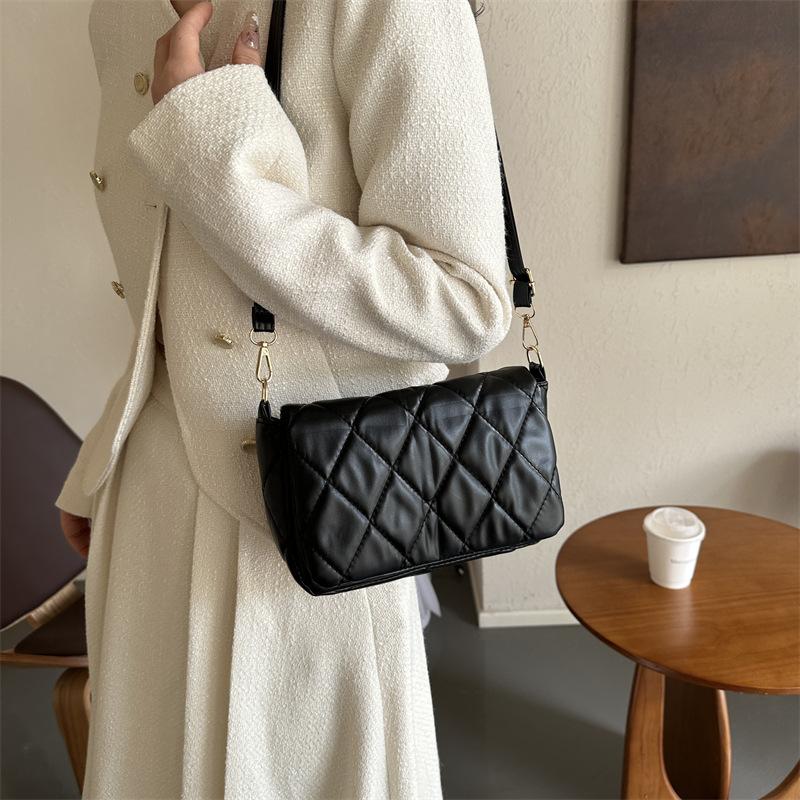 Autumn and Winter Retro 2025 New Casual Fashion Simple Diamond Embroidery Thread Single Shoulder Women's Crossbody Small Square Bag