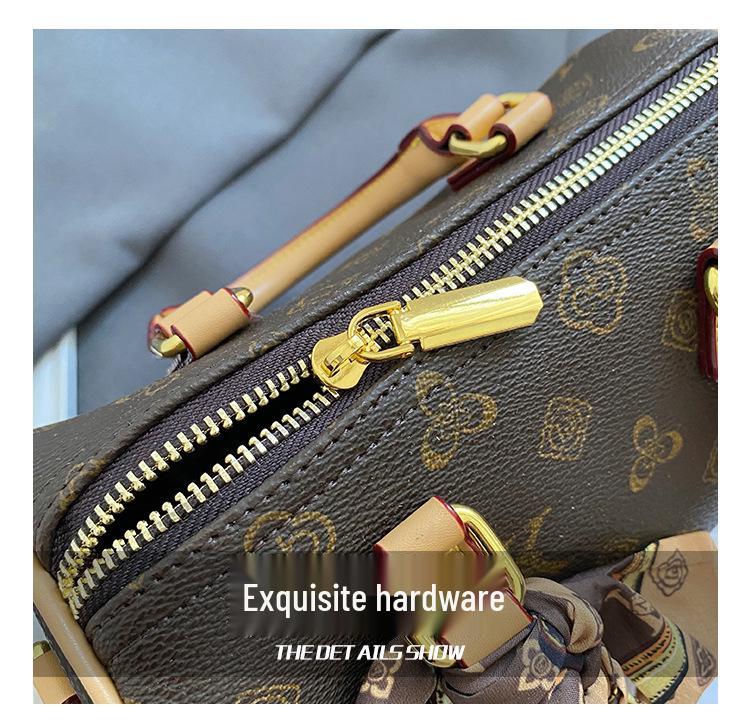 Borsa a Mano/Tracolla Versatile a Cuscino da Donna 2026 con Occhiali da Lettura e Foulard di Seta